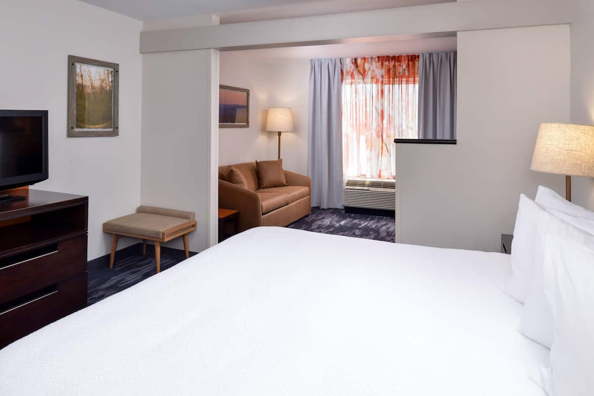 executive suite, 1 bedroom | premium bedding, in-room safe, desk, iron/ironing board