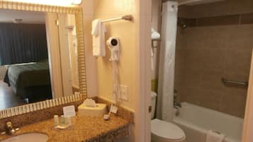 Combined shower/bathtub, free toiletries, hair dryer, towels