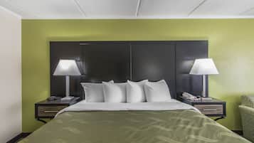 Hochwertige Bettwaren, Schreibtisch, laptopgeeigneter Arbeitsplatz