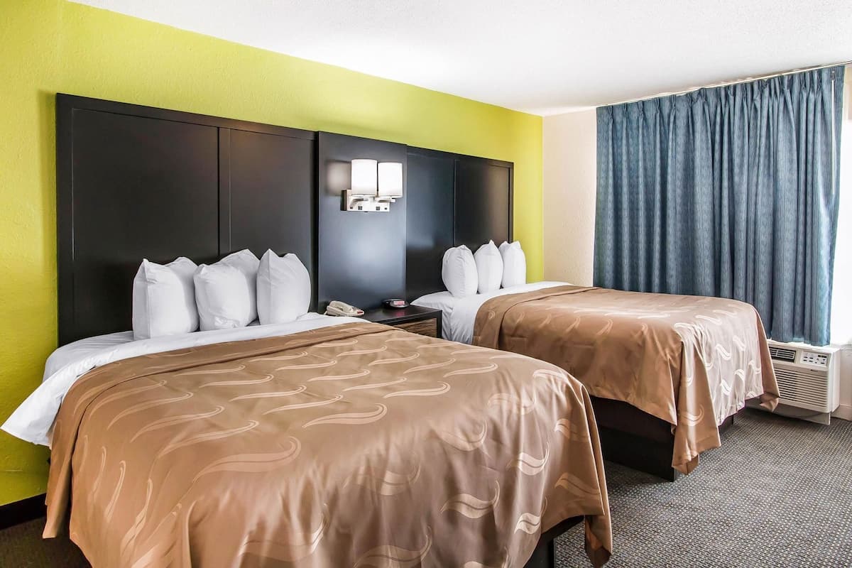 Ropa de cama de alta calidad y escritorio