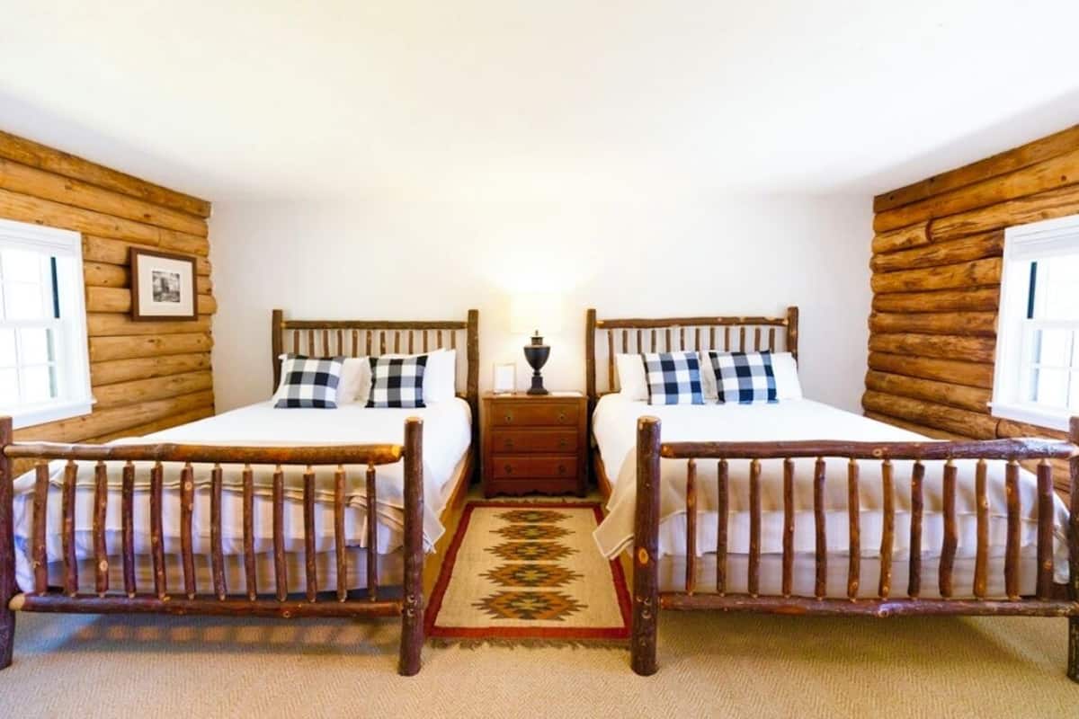 Deluxe Room, 2 Queen Beds | WiFi (free), bed sheets
