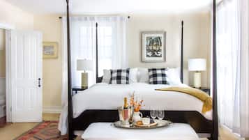 Deluxe Room, 1 King Bed | Free WiFi, bed sheets