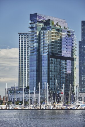 Situated by the marina, this building offers panoramic views of the water and city.
