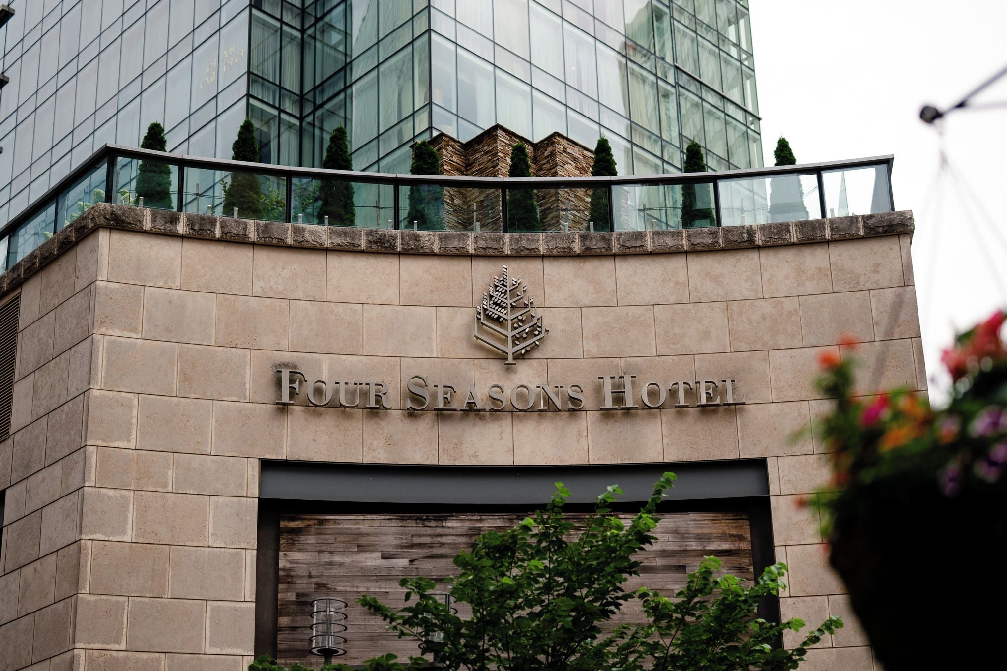 Fachada de hotel con un letrero que dice 'Four Seasons Hotel'.