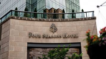 Fachada de hotel con un letrero que dice 'Four Seasons Hotel'.