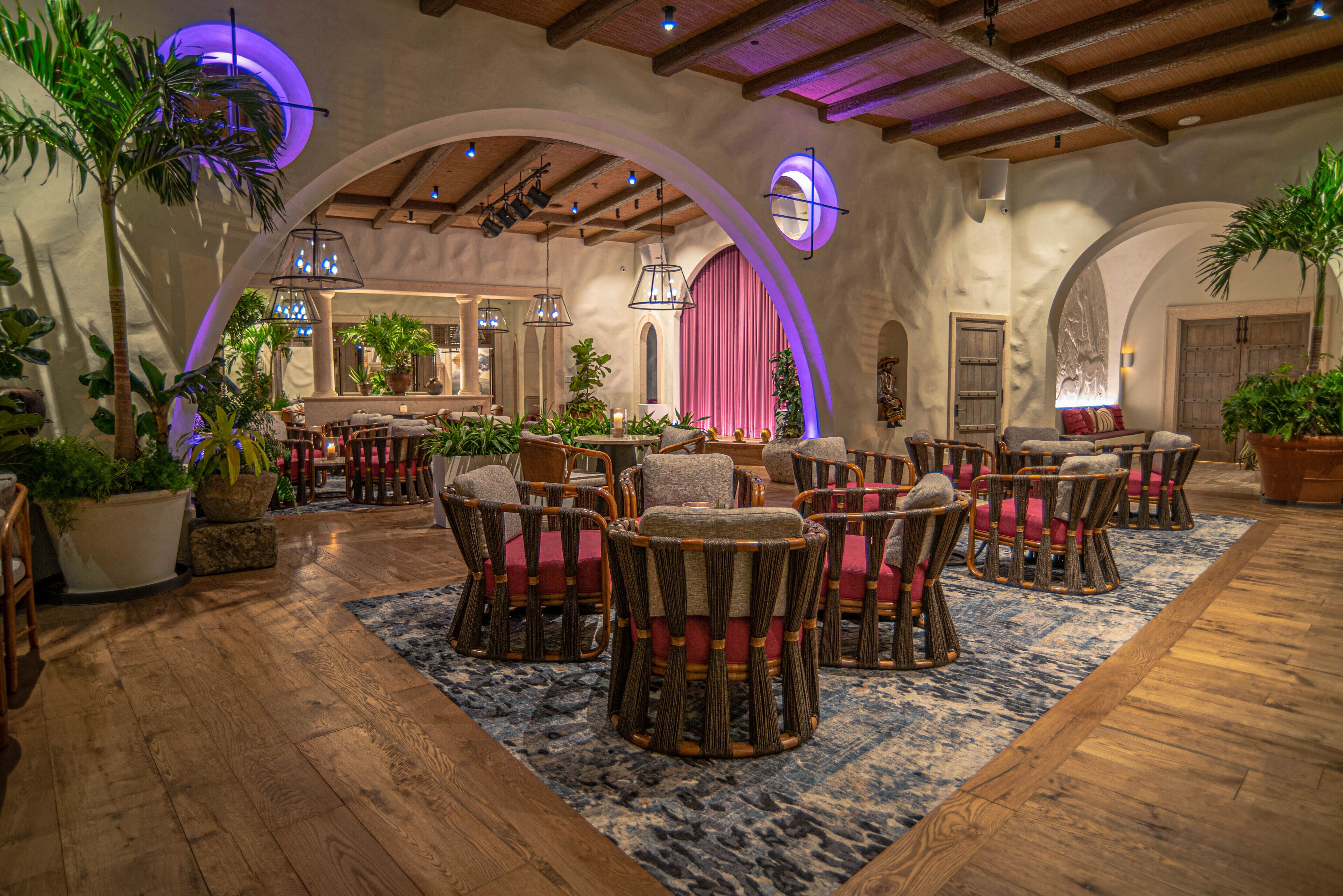 5 restaurantes; se sirve desayuno, almuerzo, cena y brunch