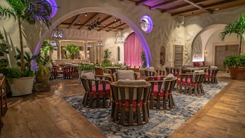 5 restaurantes; se sirve desayuno, almuerzo, cena y brunch