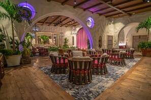 5 restaurants; breakfast, lunch, dinner, and brunch served - Four Seasons Hotel Baltimore (Baltimore)