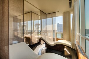 Couples treatment rooms, sauna, body treatments, aromatherapy