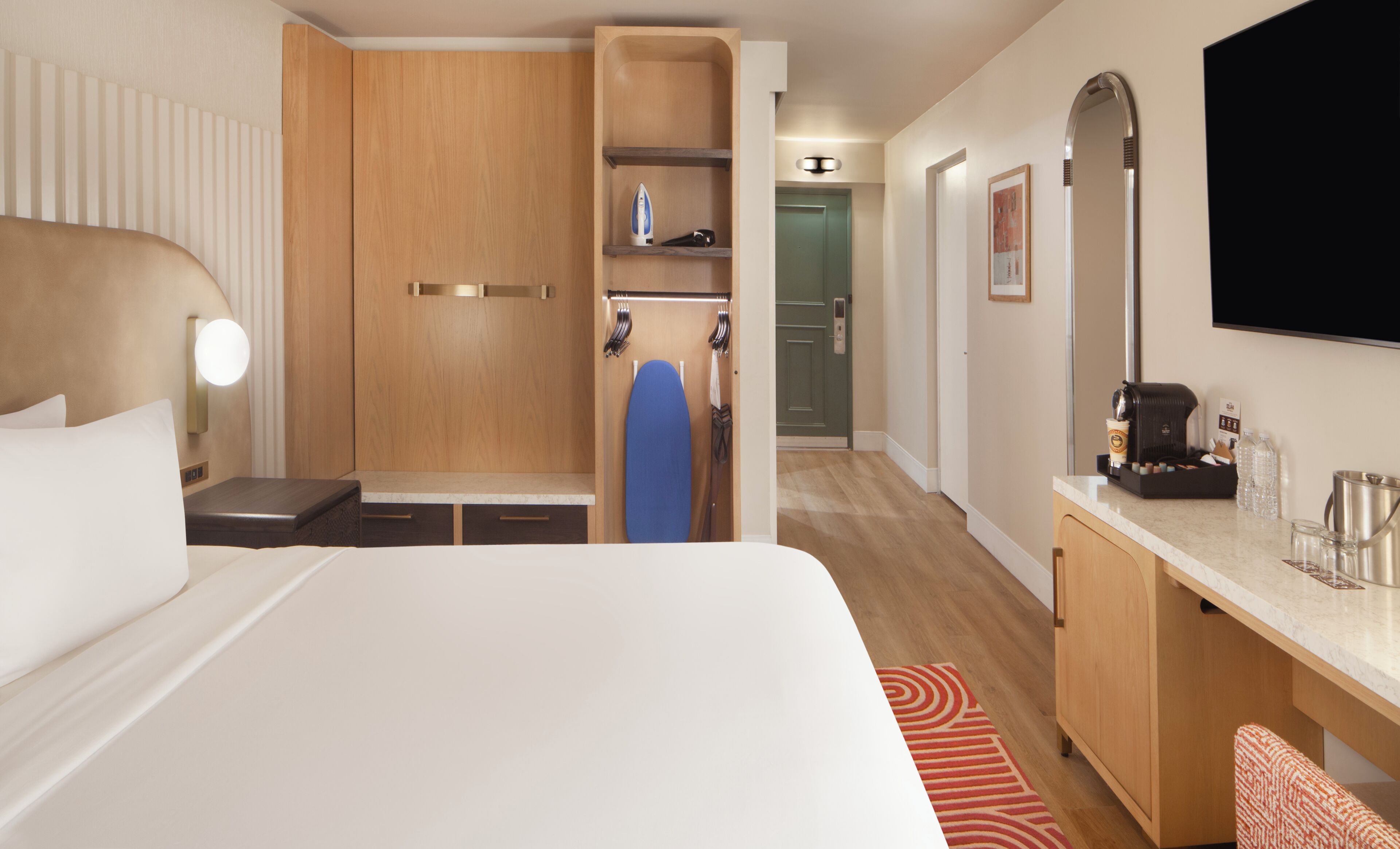 Quarto, 1 cama King, banheira adaptada | Roupas de cama antialérgicas, individualmente mobiliados