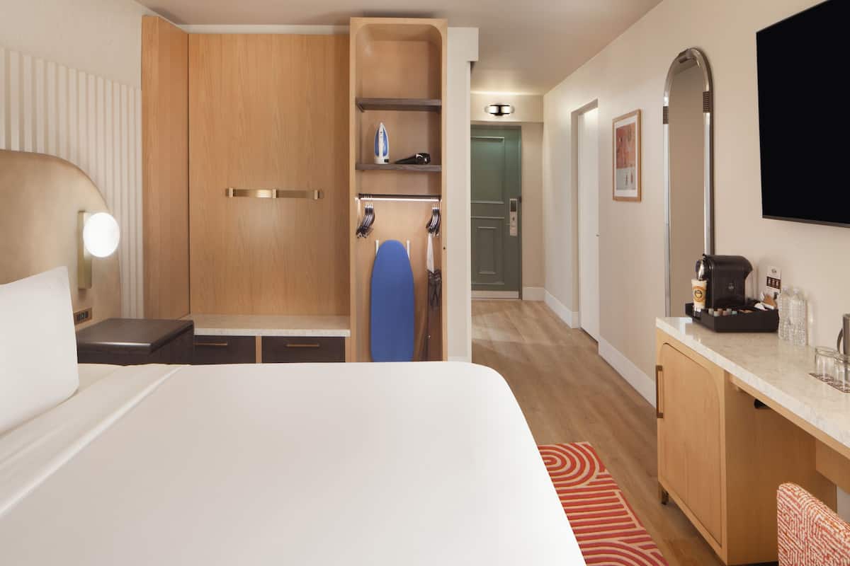 Quarto, 1 cama King, banheira adaptada | Roupas de cama antialérgicas, individualmente mobiliados