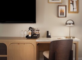 Allergitestade sängkläder, unika möbler och arbetsyta för laptop