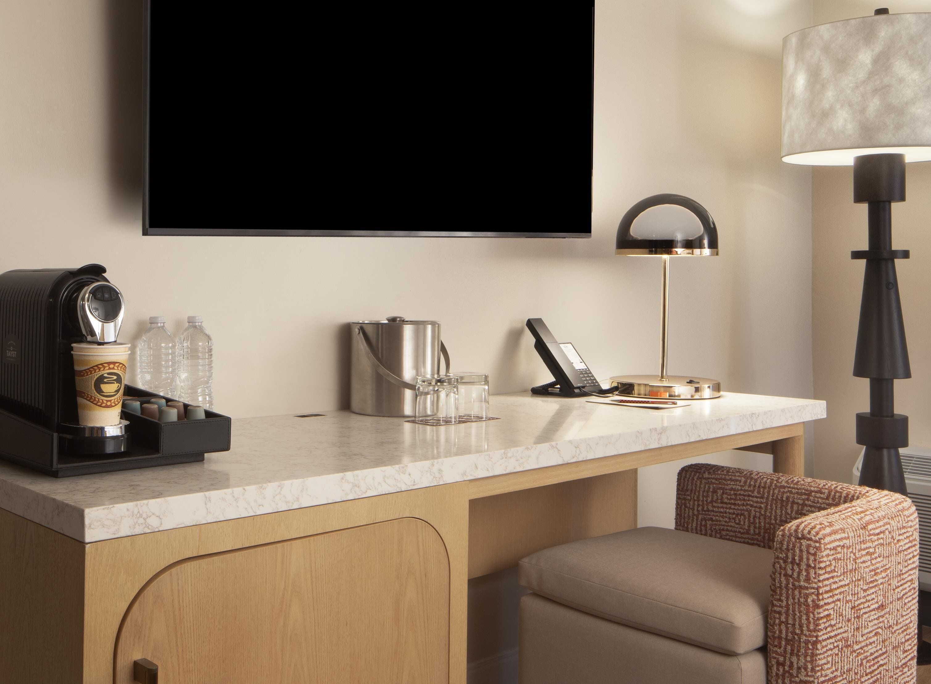 Quarto, 1 cama King, banheira adaptada | Roupas de cama antialérgicas, individualmente mobiliados