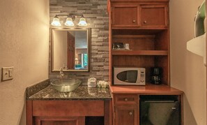 高級雙人房, 2 張加大雙人床, 山景 (No Pets) | 浴室 | 免費梳洗用品、風筒、提供毛巾、番梘