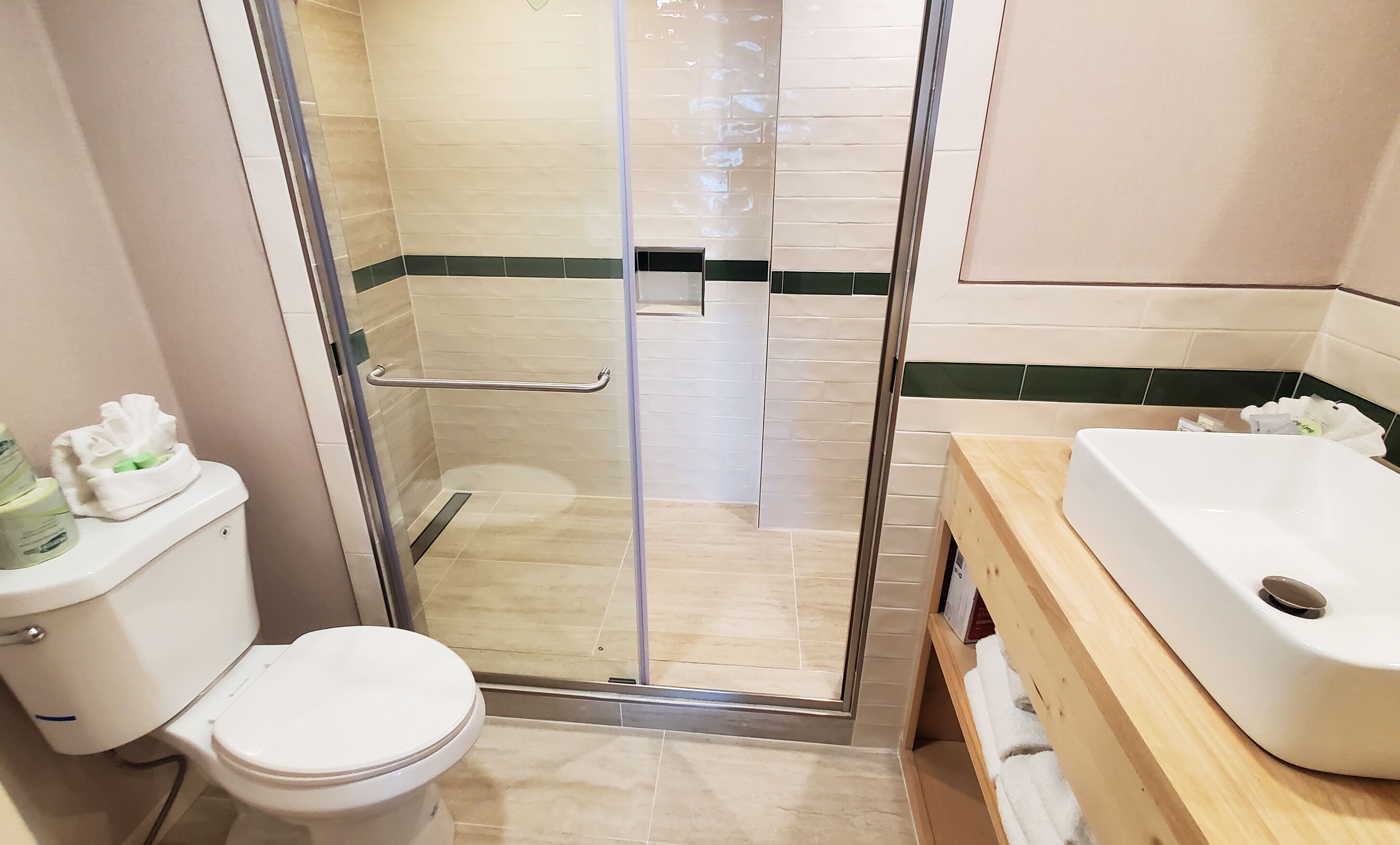 King Bed Balcony Luxury Room - Parkway View | Bathroom | Free toiletries, hair dryer, towels, soap