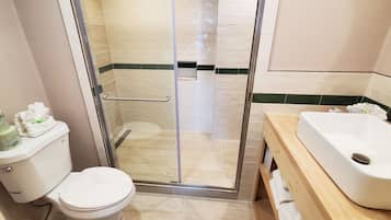 King Bed Balcony Luxury Room - Parkway View | Bathroom | Free toiletries, hair dryer, towels, soap