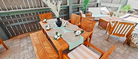 Piscine extérieure, chaises longues