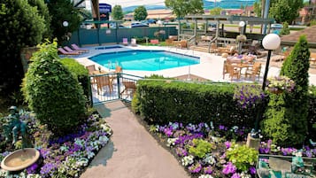 Hồ bơi ngoài trời, ghế dài tắm nắng