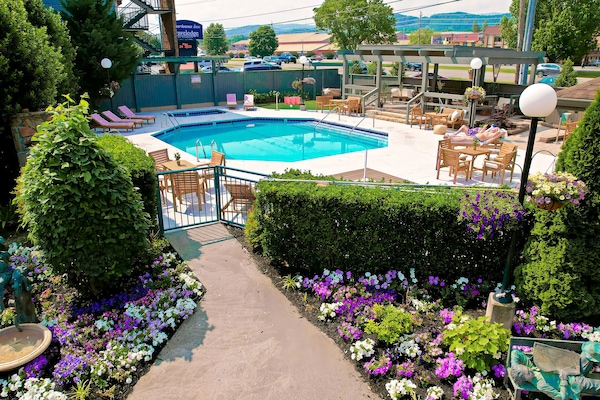 Kolam renang terbuka, kerusi lepak pantai