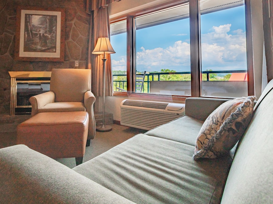 Suite estudio superior, hidromasaje, vista a la montaña (No Pets) | Ropa de cama de alta calidad, edredón y camas con pillow-top