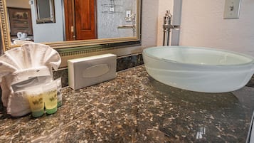 Amenidades de baño gratuitas, secadora de cabello, toallas, jabón