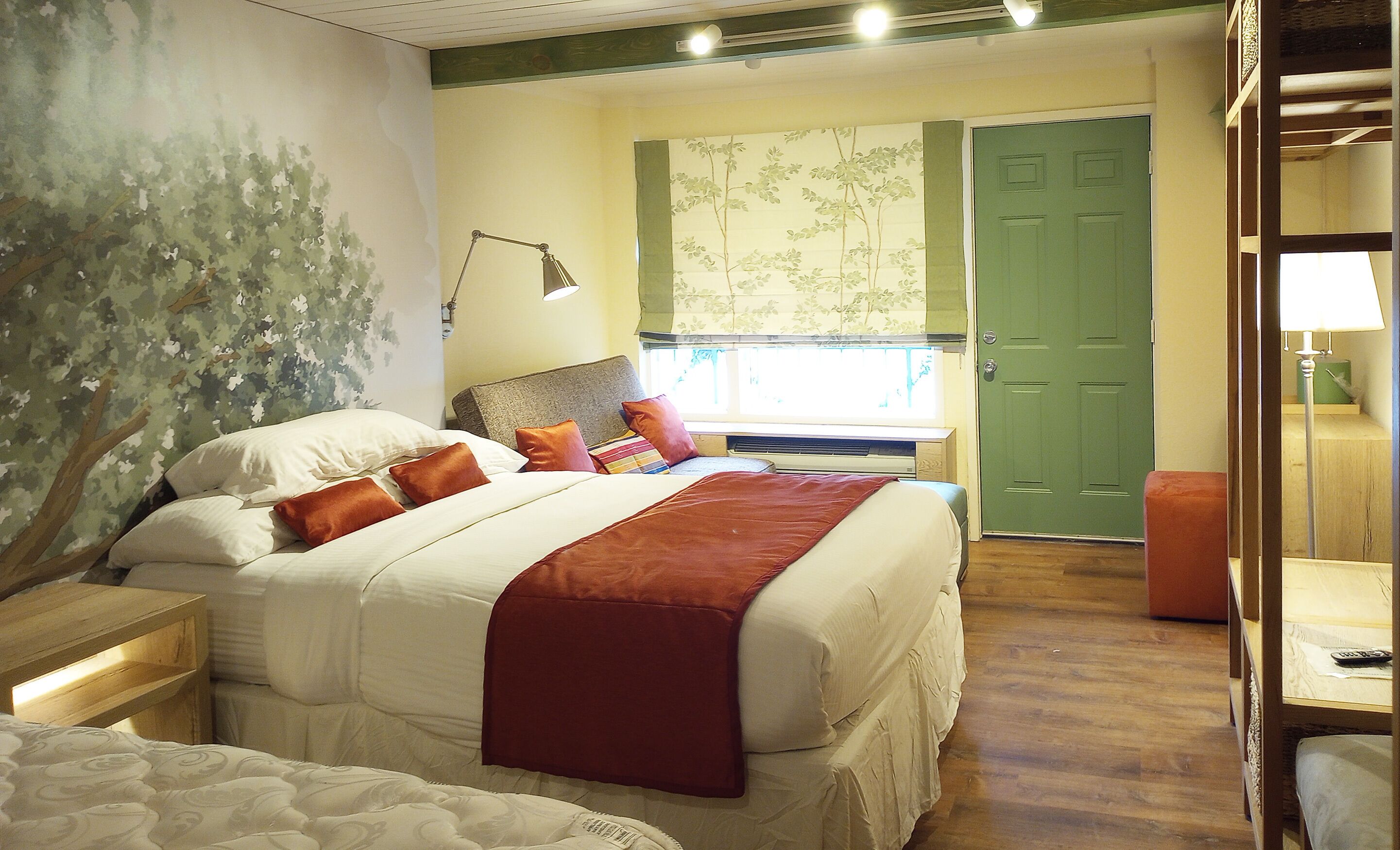 Luxury Two Queens Balcony Parkway View | Premium bedding, down comforters, pillowtop beds, individually decorated