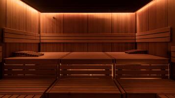 Uma sauna com bancos e paredes de madeira, com iluminação suave e acolhedora.