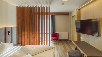 Deluxe-Doppelzimmer, Balkon | Minibar, Zimmersafe, Verdunkelungsvorhänge, kostenloses WLAN