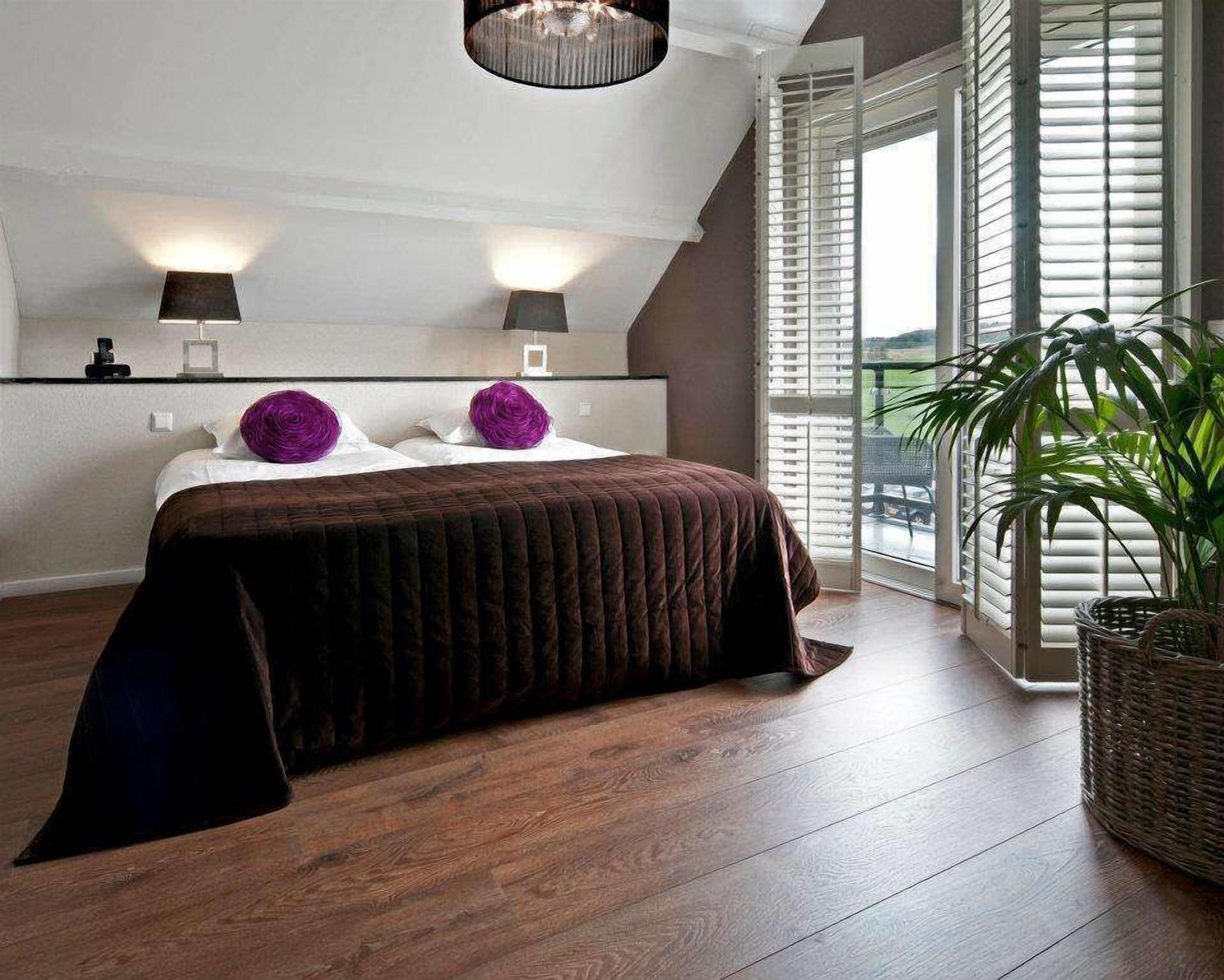 junior suite | minibar, in-room safe, desk, cots/infant beds