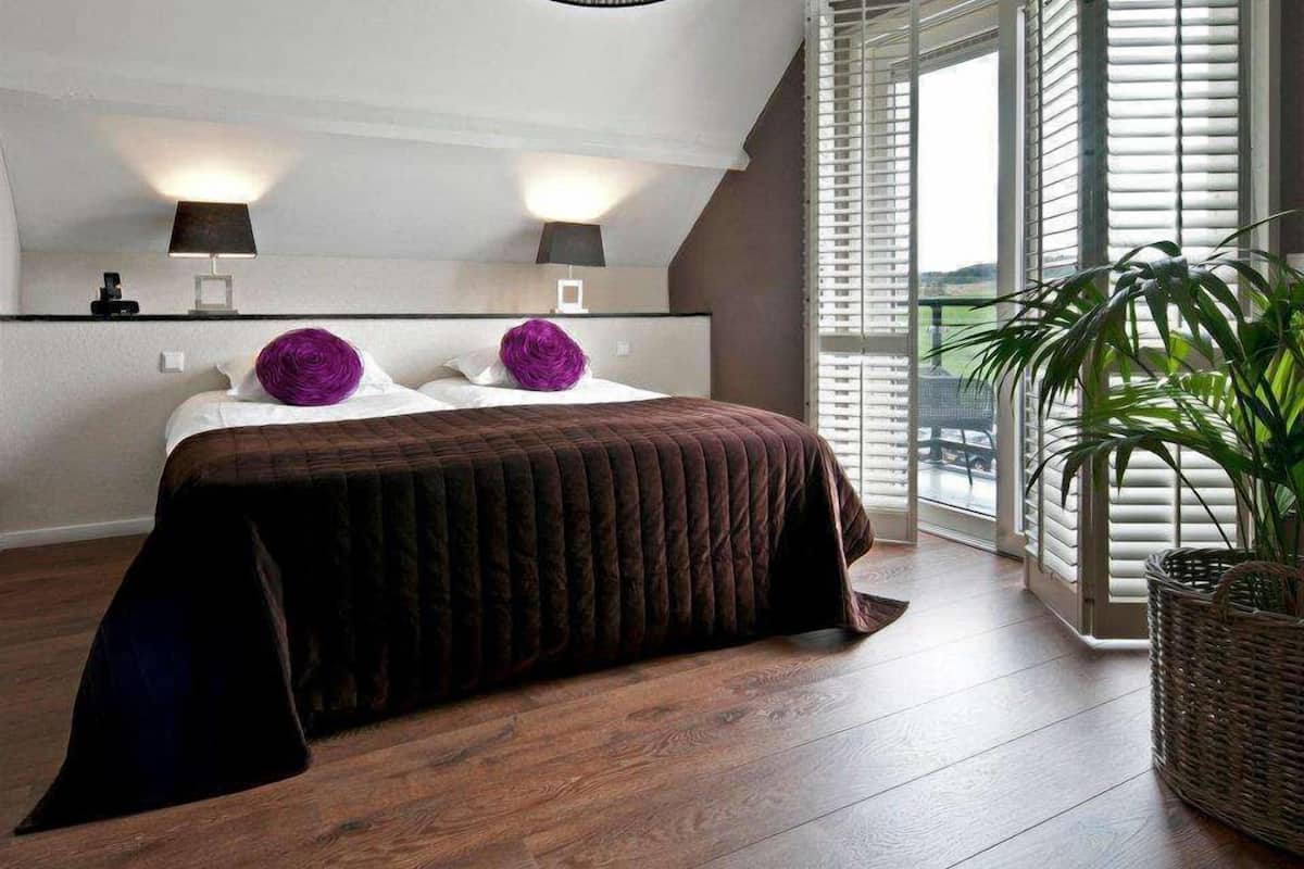 junior suite | minibar, in-room safe, desk, cots/infant beds