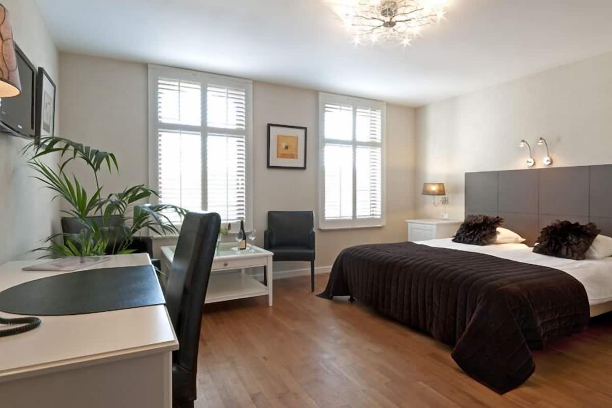 Deluxe Double Room | Minibar, in-room safe, desk, cribs/infant beds