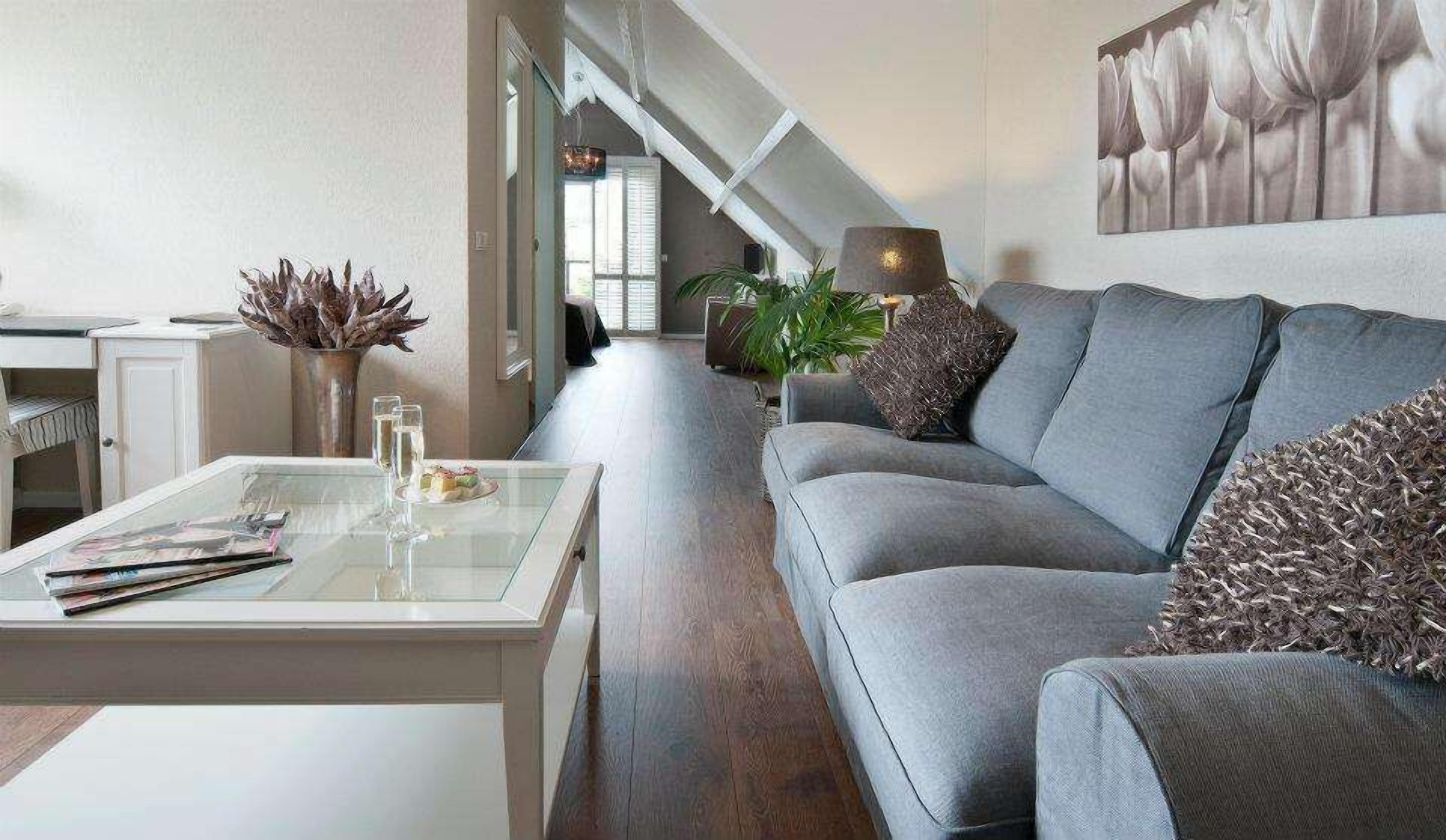 junior suite | living room | flat-screen tv