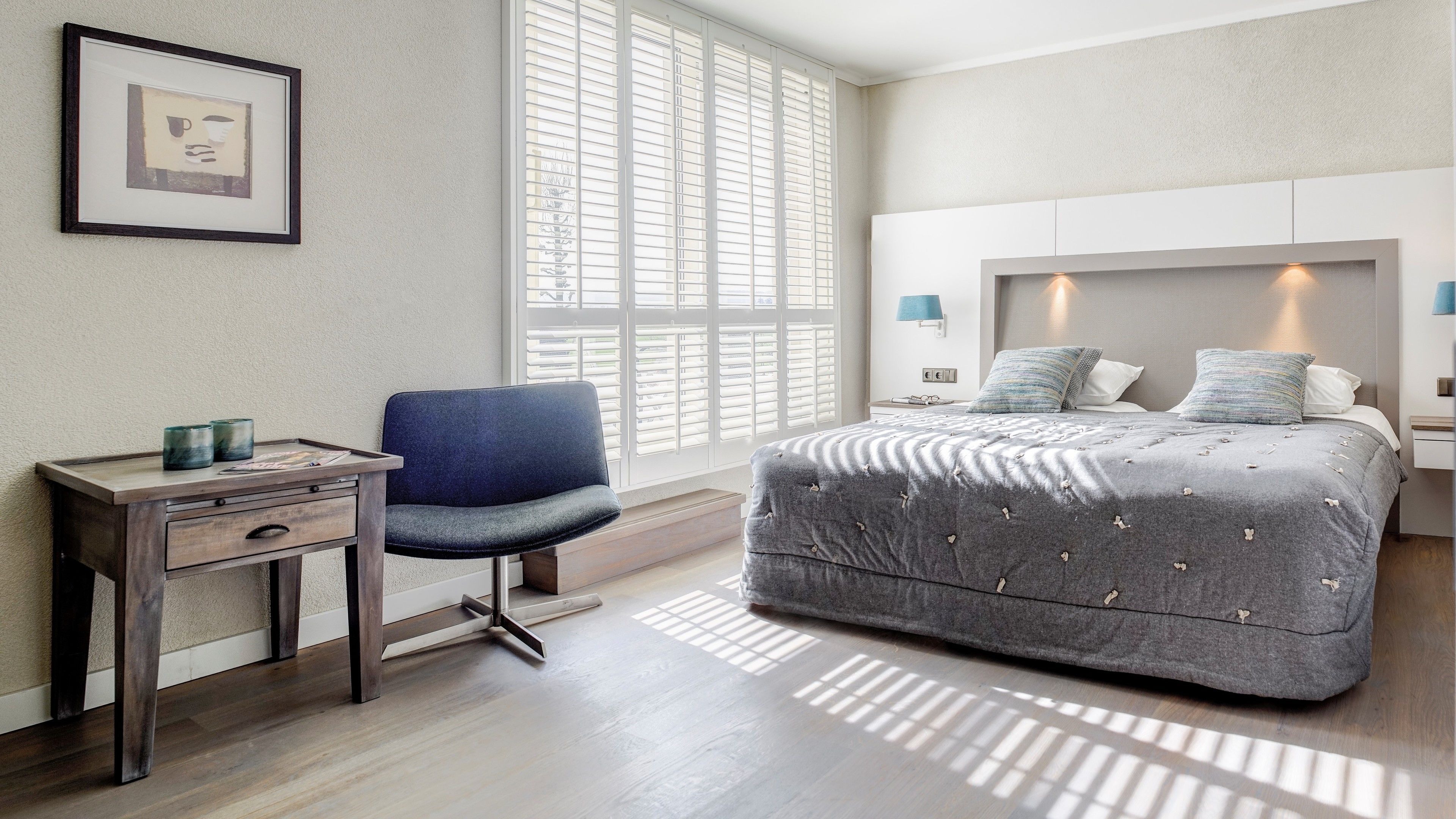 deluxe double room, balcony | minibar, in-room safe, desk, cots/infant beds