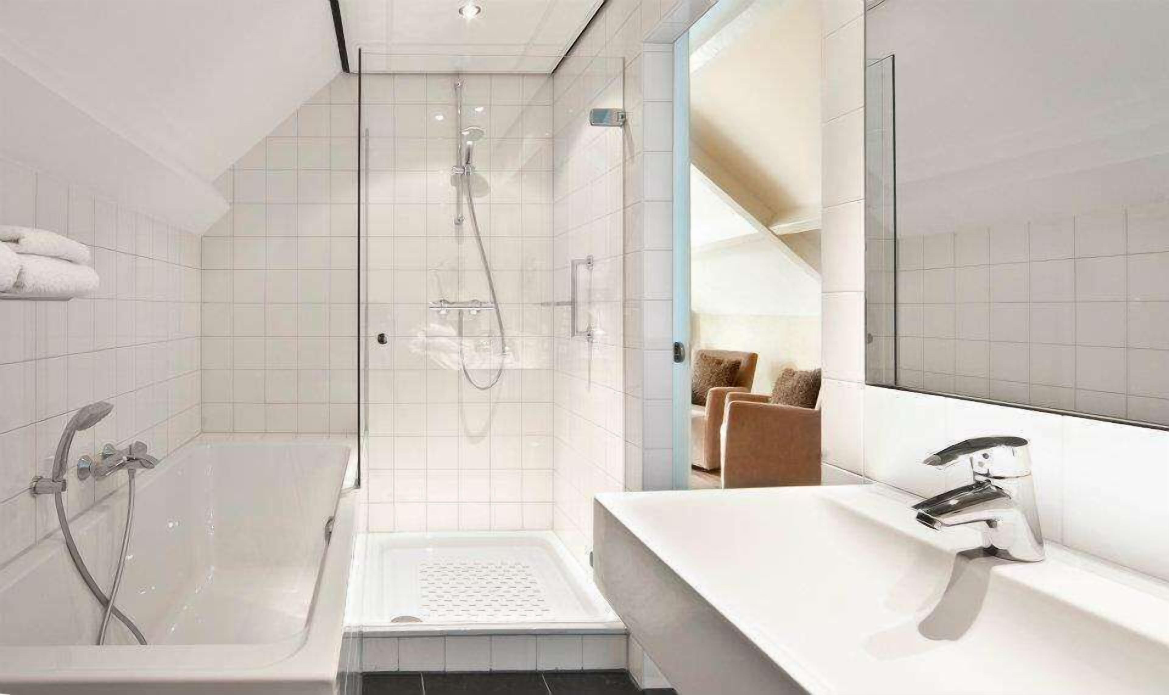 junior suite | bathroom | free toiletries, hair dryer, towels