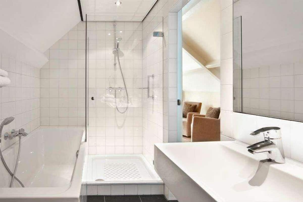 junior suite | bathroom | free toiletries, hair dryer, towels