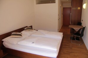 Habitación doble | Ropa de cama hipoalergénica, sistema de insonorización, wifi gratis