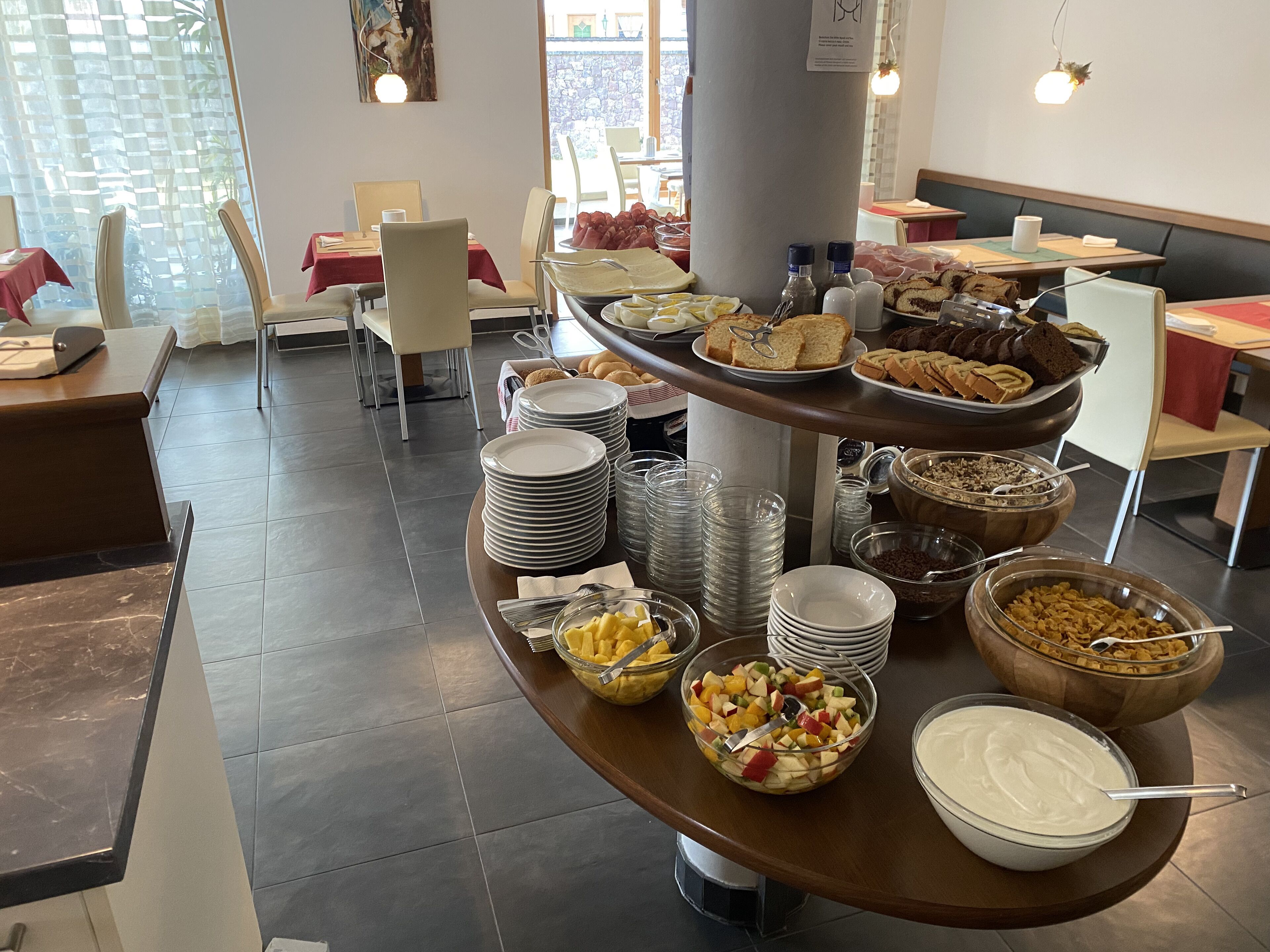 Una mesa de buffet con diversos alimentos y utensilios para servir.