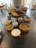 包含每日自助早餐