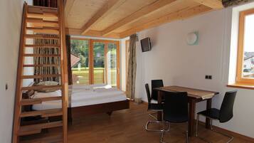 Suite - balkon | 1 soveværelse, allergivenligt sengetøj, lydisolering, gratis Wi-Fi