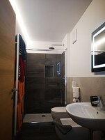 Ducha, secador de pelo, bidet, piso con calefacción en el baño