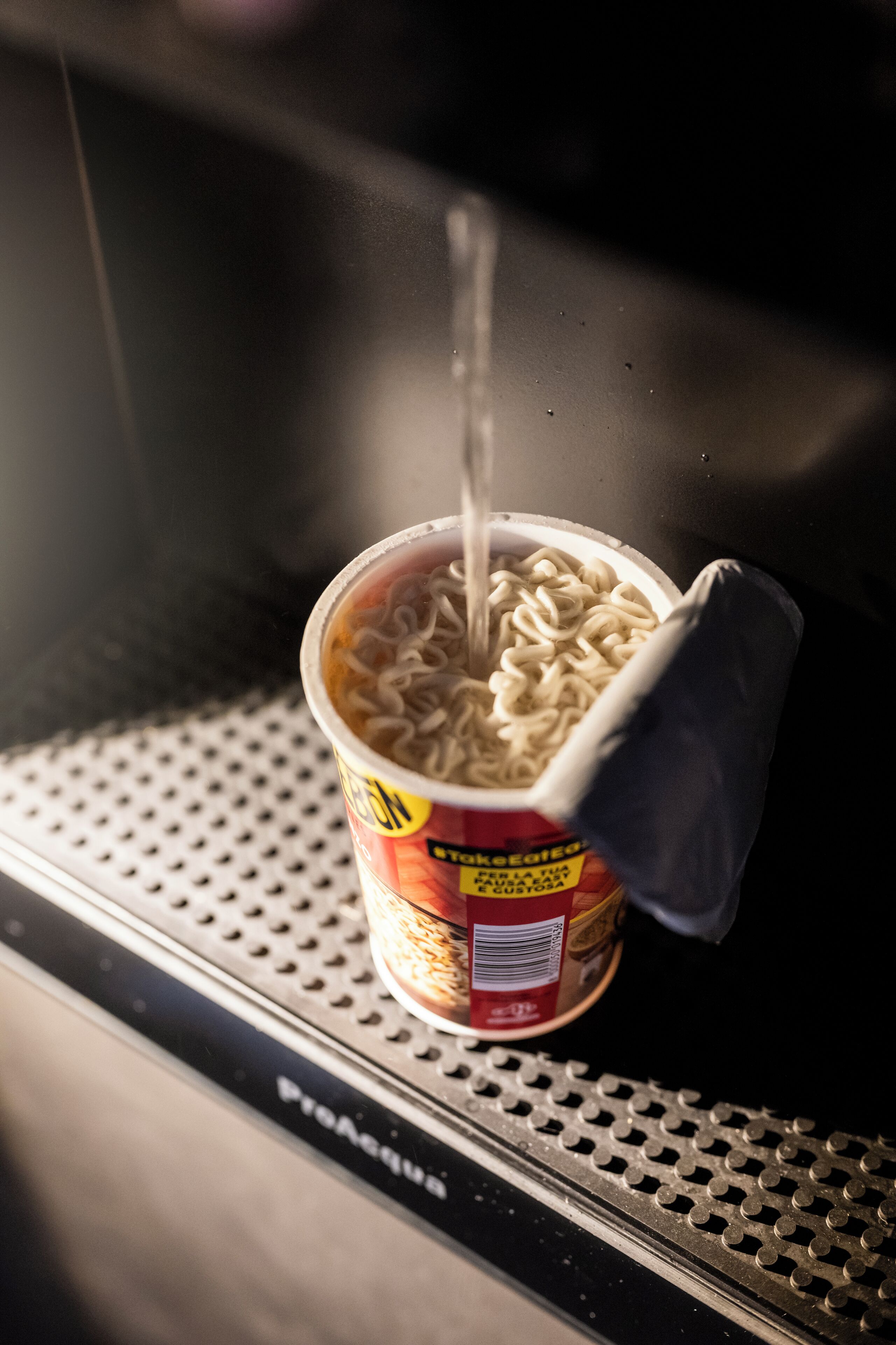 Un bol de nouilles ramen est en train d’être réchauffé au micro-ondes.