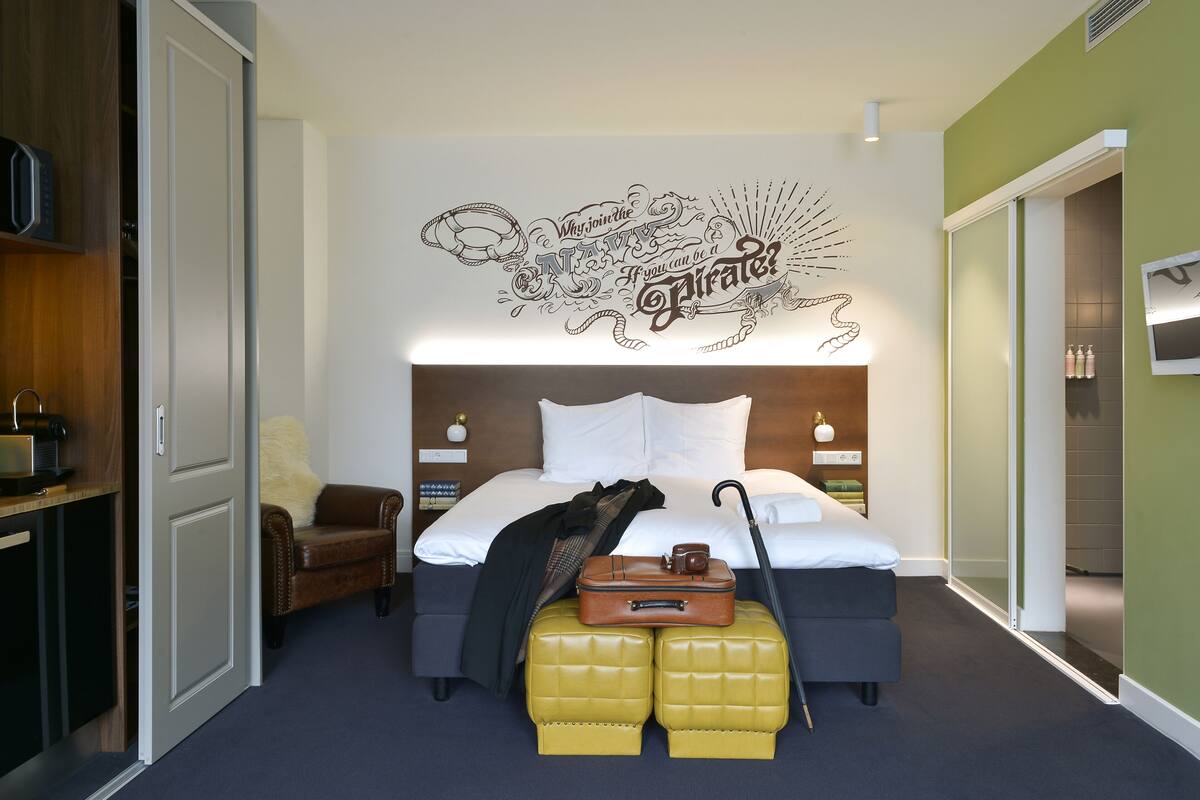 Ropa de cama de alta calidad, minibar y decoración personalizada