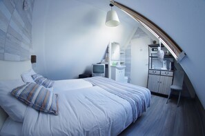 Deluxe Twin Room, Shared Bathroom | Premium bedding, in-room safe, individually decorated
