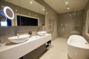 Executive Suite | Bathroom | Shower, free toiletries, hair dryer, towels - Lorne Hotel (Lorne)