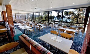 2 restaurants, lunch served - Lorne Hotel (Lorne)