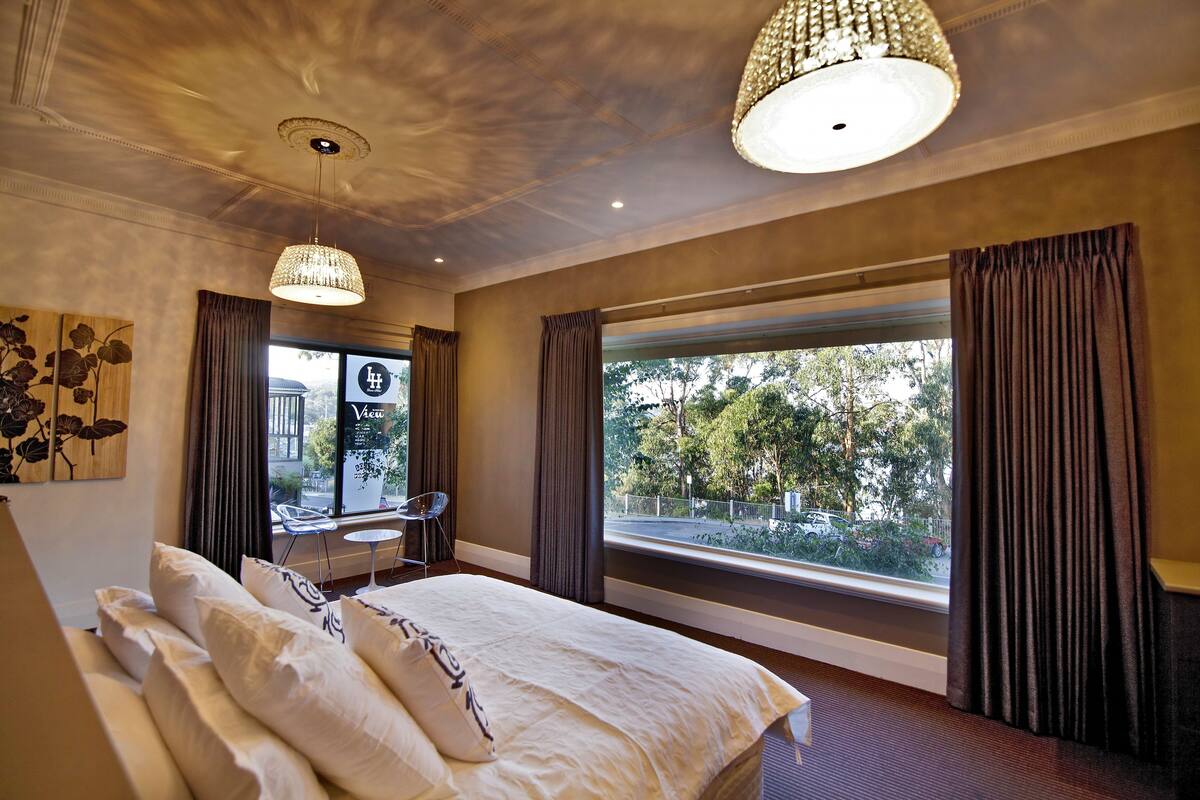 Minibar, free WiFi, bed sheets