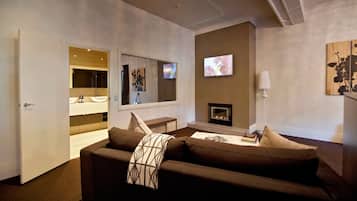 Executive Suite | Minibar, free WiFi, bed sheets
