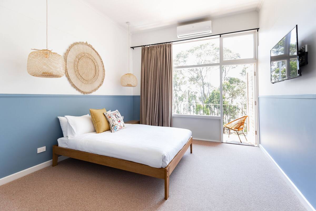 Minibar, free WiFi, bed sheets