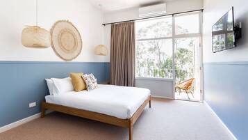 Queen Room - Ocean View | Minibar, free WiFi, bed sheets