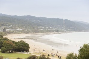 Beach nearby - Lorne Hotel (Lorne)